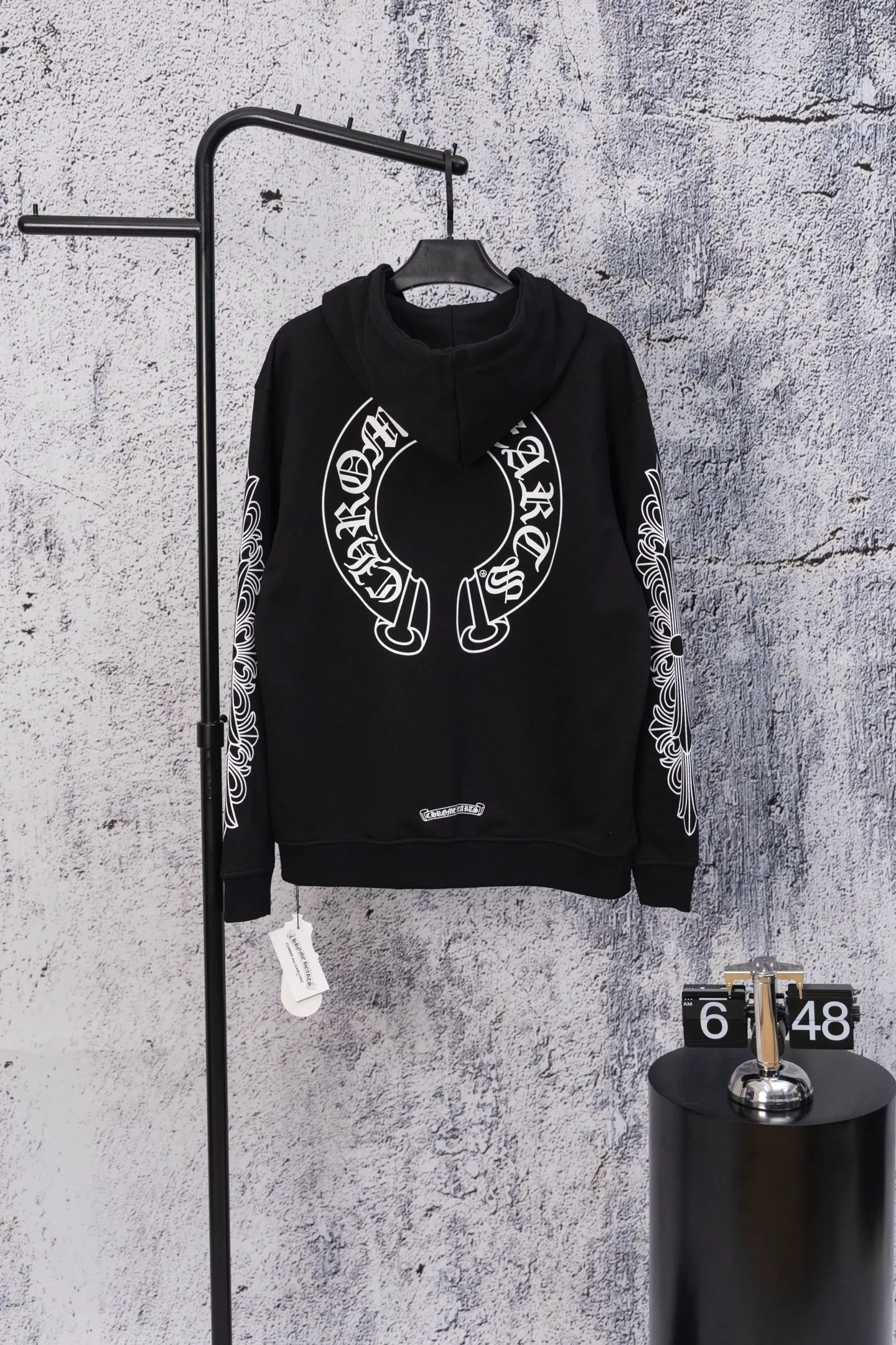 P250 ChromeHearts CH ChromeHearts 25 early autumn flower arm horseshoe zipper cardigan hooded sweatshirt Sanskrit letter rattan flower cross horseshoe hooded sweatshirt The fabric is made of 440g pure cotton terry with matching threads, imported printing, original customization, hardware, soft and skin-friendly. The workmanship is meticulous and the thickness is moderate. The webbing on the back collar extends to the shoulder for reinforcement. The connection between the wellhead and the shoulder is reinforced. The whole body is made with thousands of needle embroidery techniques. It is more compliant and stylish with clothes. It is a hot item of the season. The original customized accessories are complete with three standards. It will look handsome with any combination. The os drop shoulder version and loose version. Color: Black White Size: S M L XL